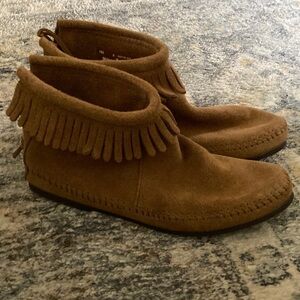 Fringe Minnetonka Moccasins Boots Booties Brown Suede Leather Fall Flats